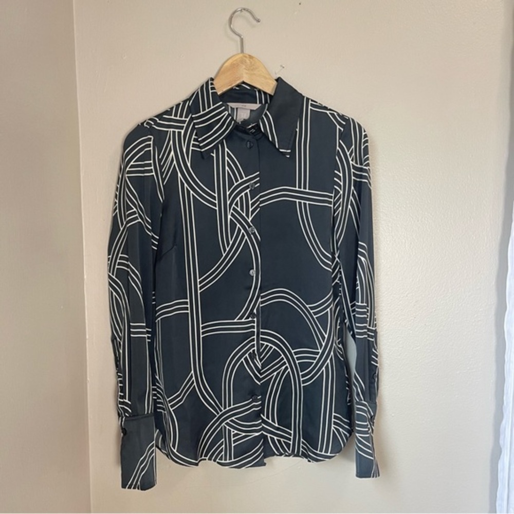 H&M Women’s Abstract Print Gray Long Sleeve Button Down Fitted Shirt Size XS.